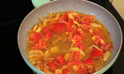 boiling of tomato and onion