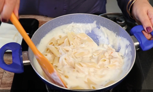 creamy white pasta sauce